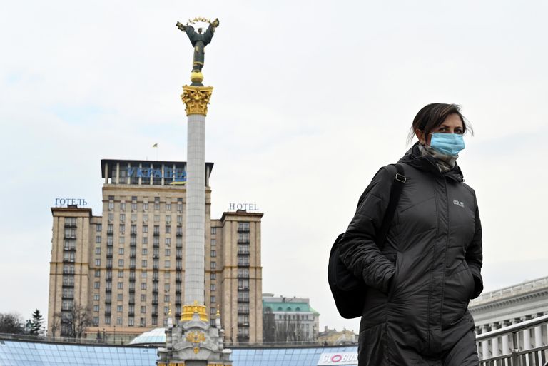 Женщина в медицинской маске на улице Киева Женщина в медицинской маске на улице Киева