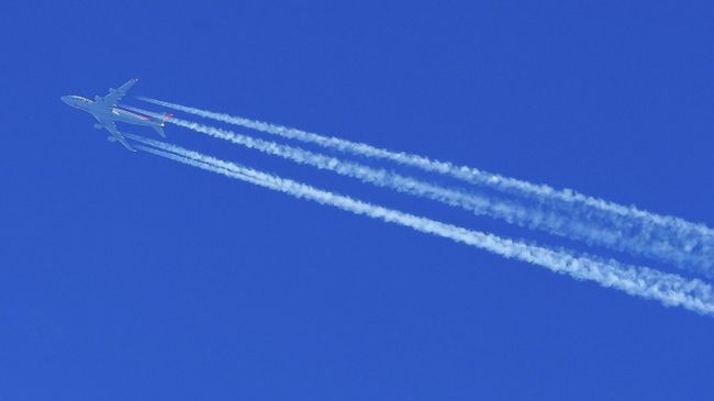 Самолет Boeing 747-467 в небе над Москвой Самолет Boeing 747-467 в небе над Москвой