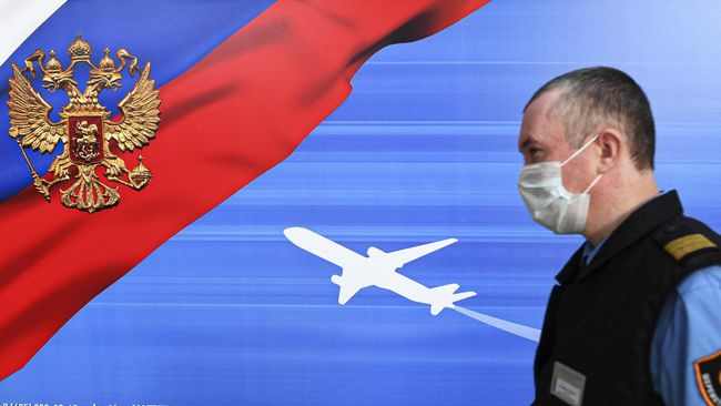 Сотрудник аэропорта Шереметьево возле билборда Сотрудник аэропорта Шереметьево возле билборда