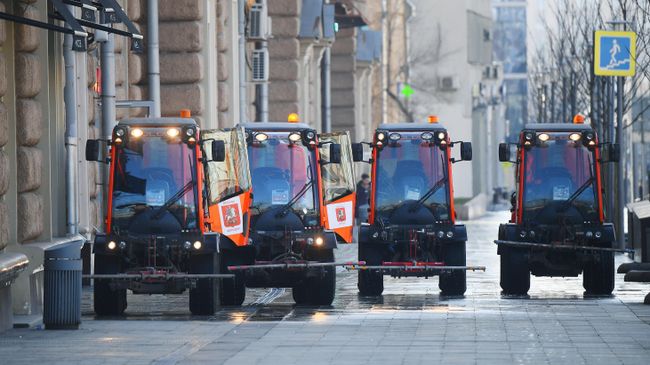 Поливочные машины производят мытье тротуаров в Москве Поливочные машины производят мытье тротуаров в Москве