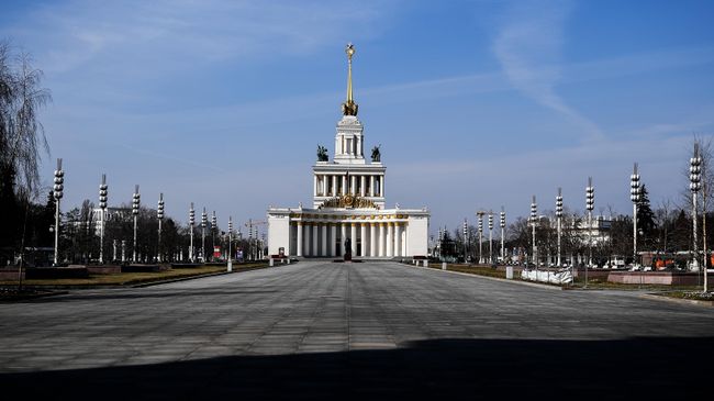 Безлюдная улица на ВДНХ в Москве Безлюдная улица на ВДНХ в Москве