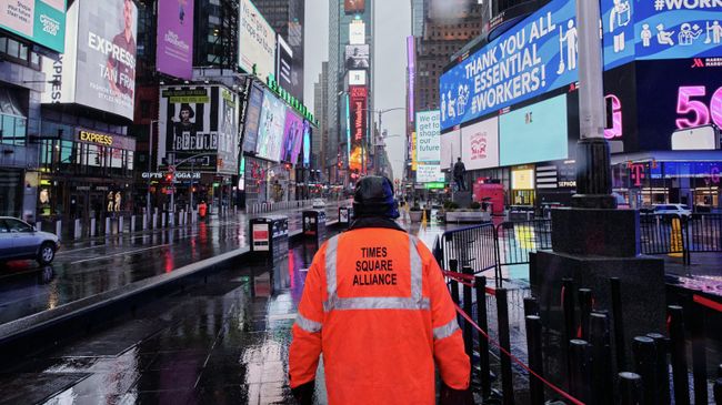 Мужчина из объединения Times Square Alliance на пустой Таймс-сквер в Нью-Йорке Мужчина из объединения Times Square Alliance на пустой Таймс-сквер в Нью-Йорке