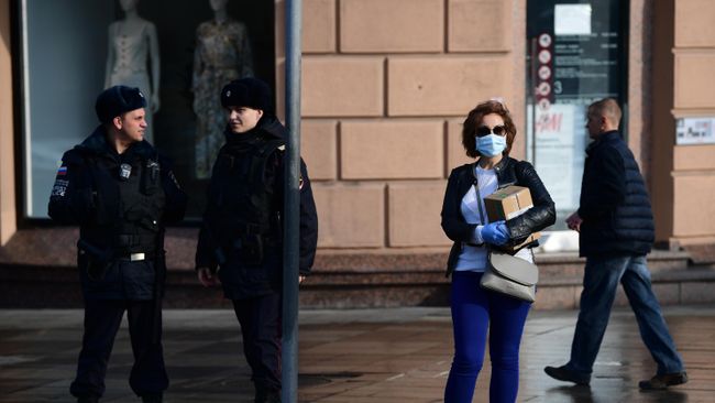 Сотрудники полиции и прохожие на улице Москвы Сотрудники полиции и прохожие на улице Москвы