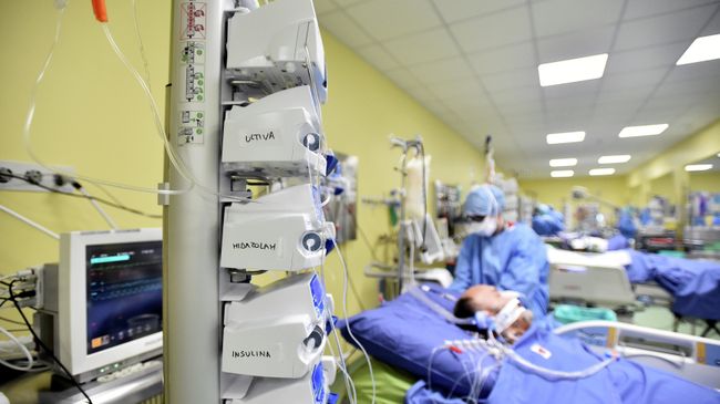 Медицинские работники в палате интенсивной терапии в одной из клиник в Милане, Италия Медицинские работники в палате интенсивной терапии в одной из клиник в Милане, Италия