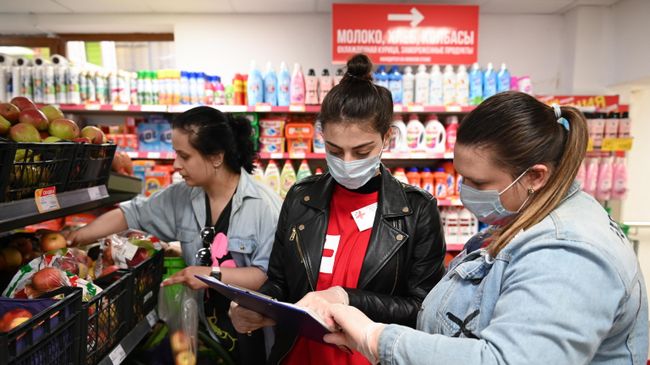 Волонтёры закупают продукты для пенсионеров, находящихся в группе риска из-за распространения коронавирусной инфекции, в одном из магазинов в Сочи