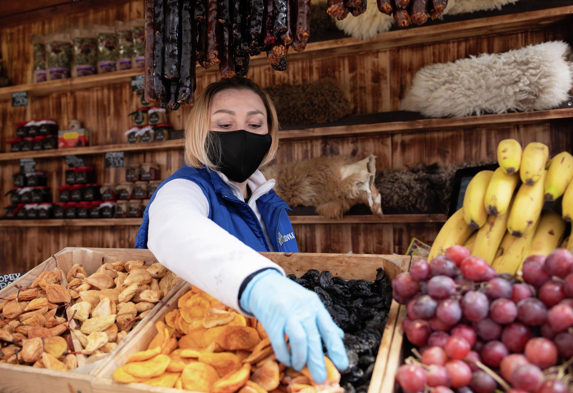 Продавец в защитной маске изображен на курорте Красная Поляна в Сочи, Россия Продавец в защитной маске изображен на курорте Красная Поляна в Сочи, Россия - РИА Новости, 1920, 20.08.2021
