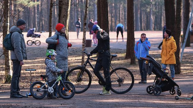 Жители города отдыхают в парке Сосновка, не входящего в список закрытых для посещений Жители города отдыхают в парке Сосновка, не входящего в список закрытых для посещений