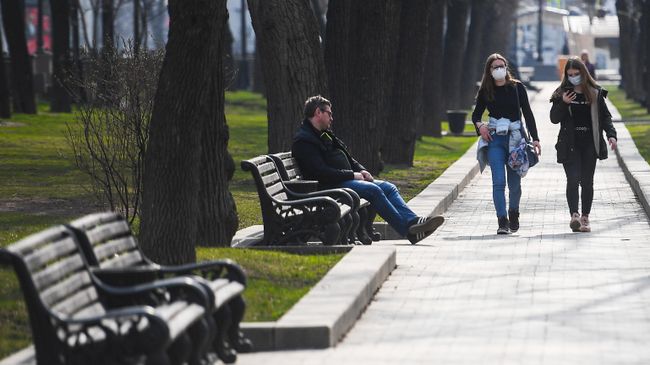 Девушки в медицинских масках Девушки в медицинских масках
