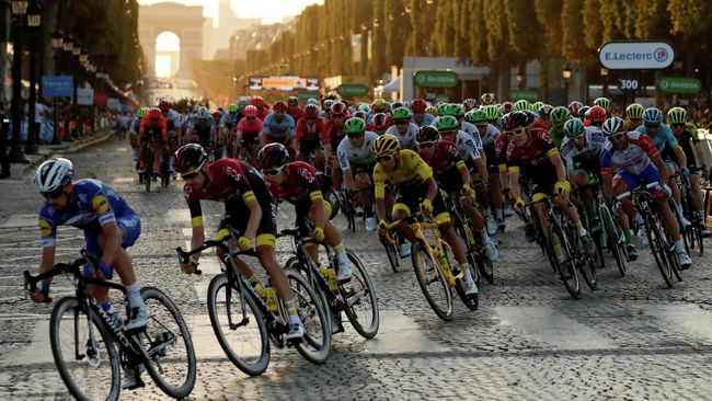 FILE PHOTO: Cycling - Tour de France - The 128-km Stage 21 from Rambouillet to Paris Champs-Elysees - July 28, 2019 - Team INEOS rider Egan Bernal of Colombia, wearing the overall leader's yellow jersey, in action in the peloton. REUTERS/Gonzalo Fuentes/File Photo