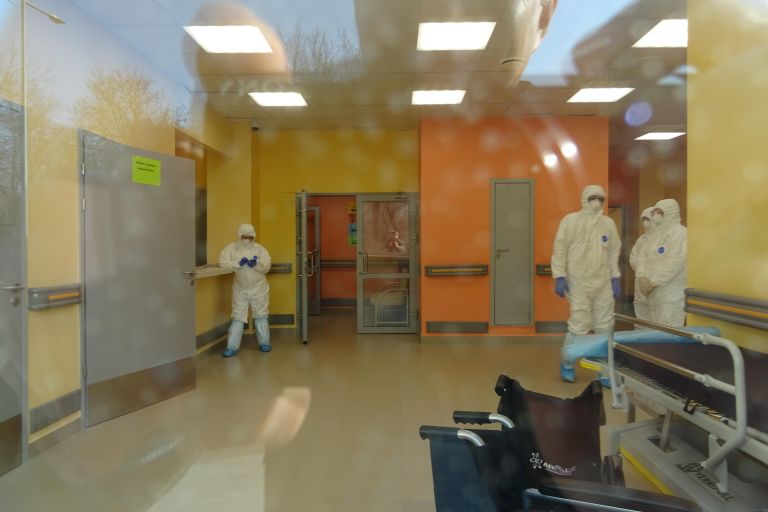 Больница № 67, врачи в приемном отделении готовятся к прибытию пациента Больница № 67, врачи в приемном отделении готовятся к прибытию пациента