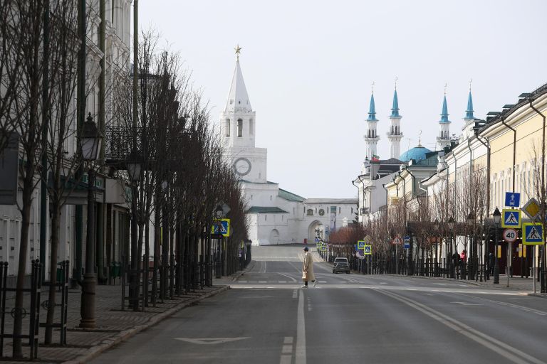 Пешеход на улице Кремлевская в Казани Пешеход на улице Кремлевская в Казани
