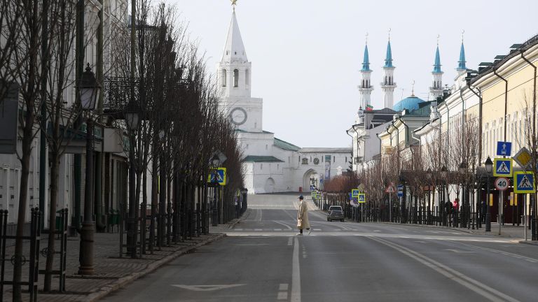 Пешеход на улице Кремлевская в Казани Пешеход на улице Кремлевская в Казани