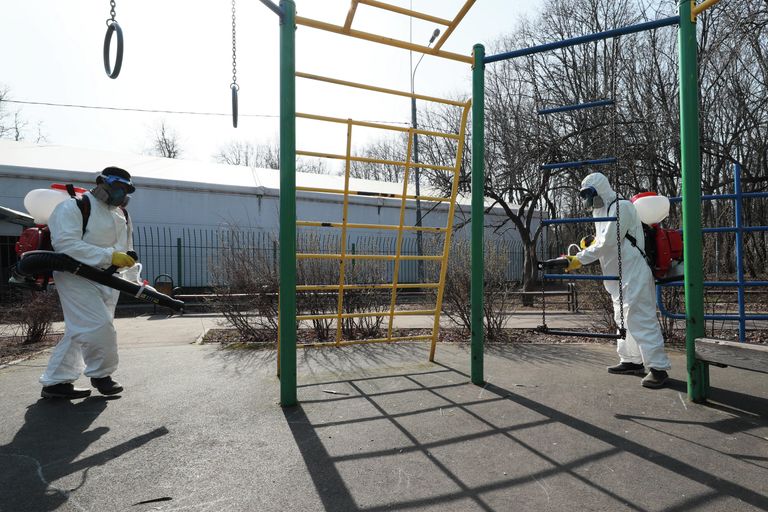 Сотрудники ГБУ Жилищник района Вешняки проводят дезинфекцию парковой территории от коронавирусной инфекции средством Ниопикс в Москве Сотрудники ГБУ Жилищник района Вешняки проводят дезинфекцию парковой территории от коронавирусной инфекции средством Ниопикс в Москве