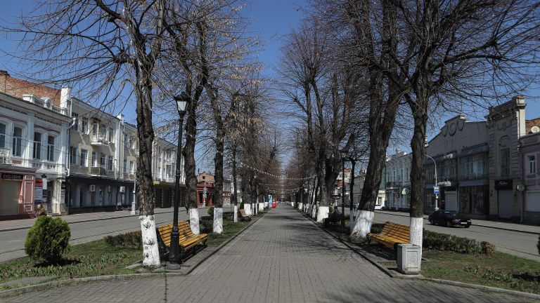 Пустая улица Мира в центре Владикавказа Пустая улица Мира в центре Владикавказа