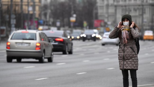 Девушка в защитной маске на улице Москвы Девушка в защитной маске на улице Москвы