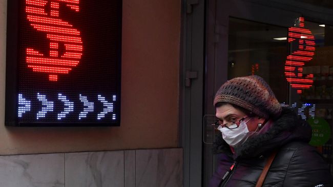 Электронное табло с символикой доллара на одной из улиц в Москве Электронное табло с символикой доллара на одной из улиц в Москве