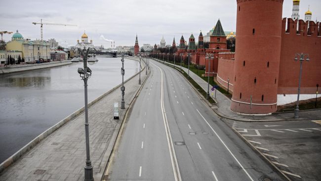 Кремлевская набережная в Москве Кремлевская набережная в Москве