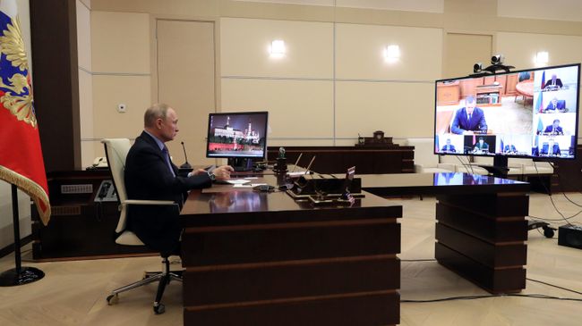 Президент РФ Владимир Путин проводит в режиме видеоконференции совещание с руководителями регионов