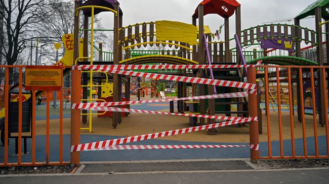 Закрытая детская площадка в районе Ясенево в Москве Закрытая детская площадка в районе Ясенево в Москве