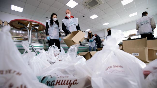 Волонтёры фонда Вольное дело формируют продуктовые наборы для пенсионеров в Краснодаре Волонтёры фонда Вольное дело формируют продуктовые наборы для пенсионеров в Краснодаре