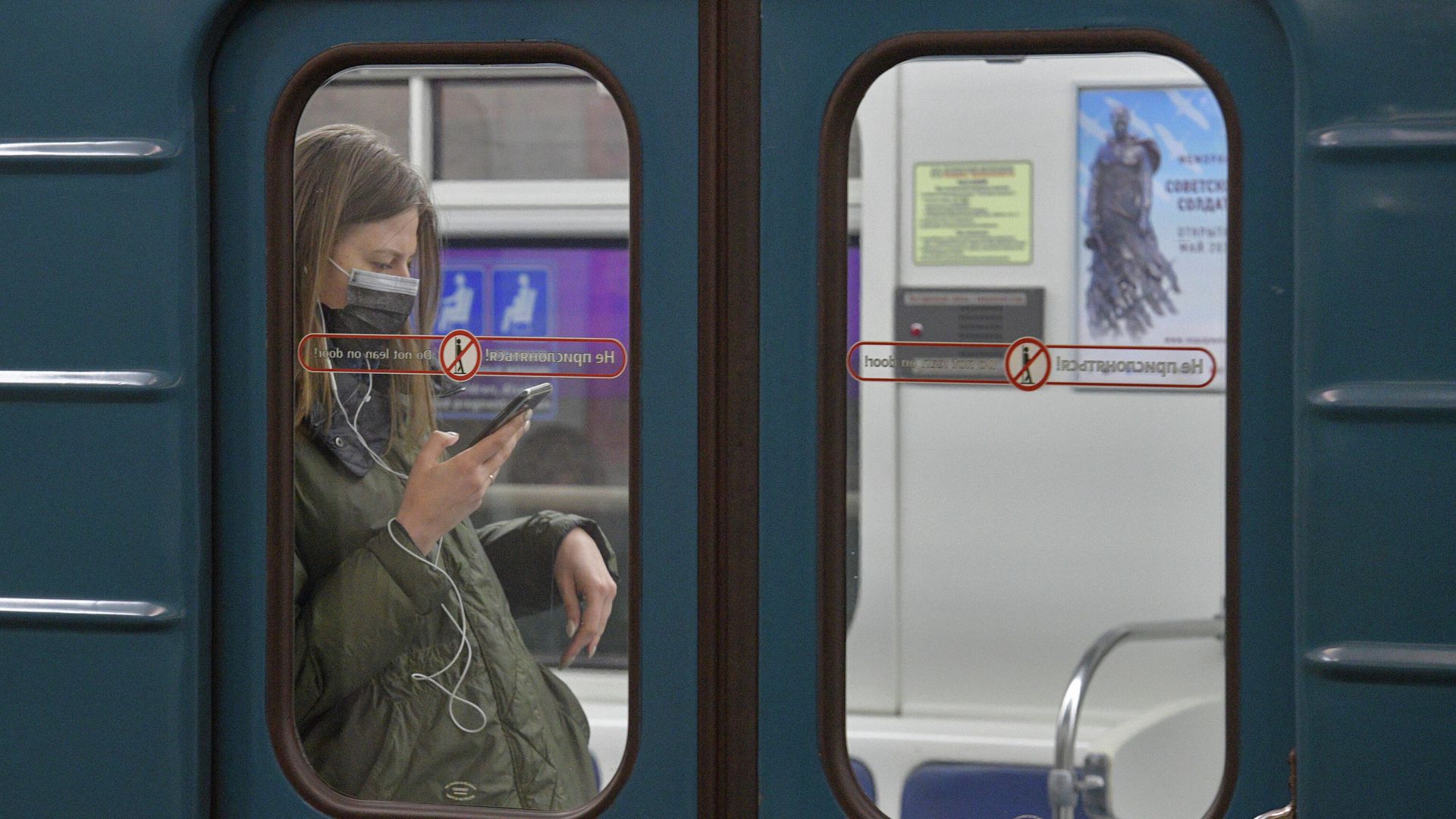 Девушка в метро Санкт-Петербурга Девушка в метро Санкт-Петербурга - РИА Новости, 1920, 05.10.2021