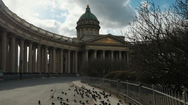 Пустая площадь возле Исаакиевского собора в Санкт-Петербурге