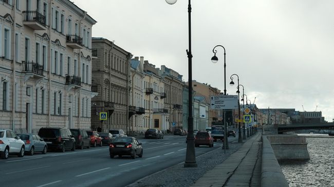 Вид на Дворцовую набережную в Санкт-Петербурге Вид на Дворцовую набережную в Санкт-Петербурге