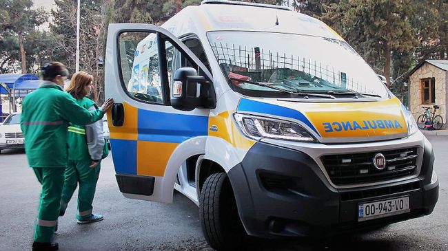 Бригада скорой медицинской помощи на улице Тбилиси