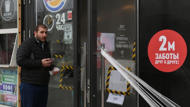 Мужчина возле входа в ресторан быстрого питания Burger King в Москве Мужчина возле входа в ресторан быстрого питания Burger King в Москве