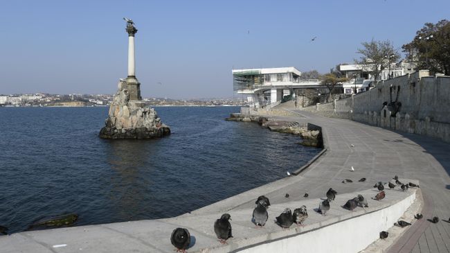 Пустая набережная в Севастополе Пустая набережная в Севастополе