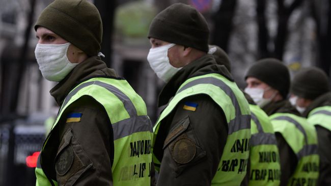 Сотрудники Национальной гвардии перед зданием Верховной рады Украины в Киеве Сотрудники Национальной гвардии перед зданием Верховной рады Украины в Киеве