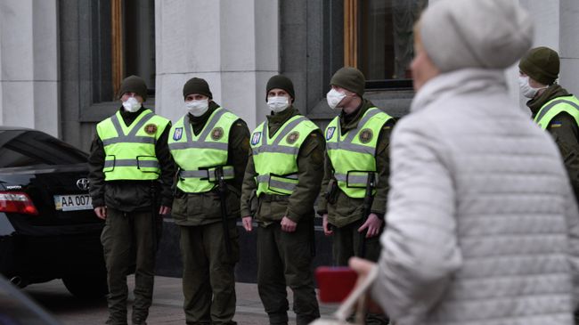 Сотрудники Национальной гвардии перед зданием Верховной рады Украины в Киеве Сотрудники Национальной гвардии перед зданием Верховной рады Украины в Киеве