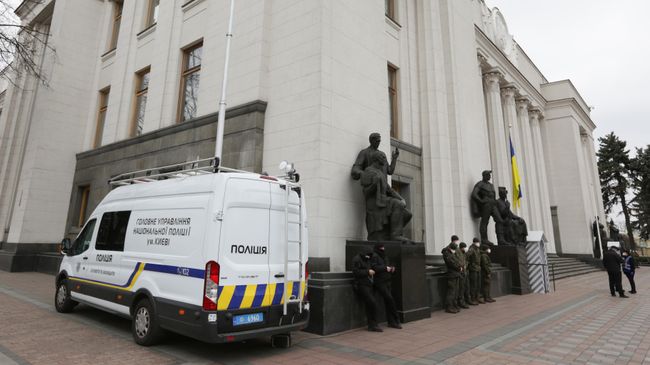 Полицейский автомобиль у здания Верховной рады Украины в Киеве Полицейский автомобиль у здания Верховной рады Украины в Киеве