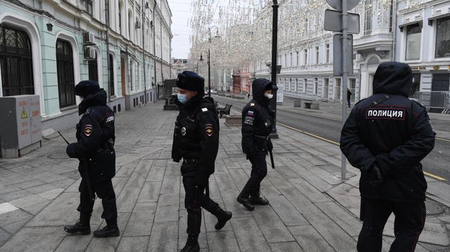 Сотрудники полиции в масках на улице Большая Дмитровка в Москве Сотрудники полиции в масках на улице Большая Дмитровка в Москве