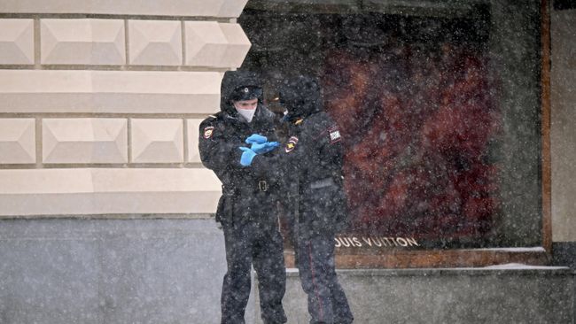 Сотрудники полиции на одной из улиц Москвы Сотрудники полиции на одной из улиц Москвы