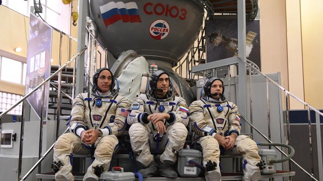 Космонавты Роскосмоса Иван Вагнер, Анатолий Иванишин и астронавт НАСА Кристофер Кэссиди Космонавты Роскосмоса Иван Вагнер, Анатолий Иванишин и астронавт НАСА Кристофер Кэссиди