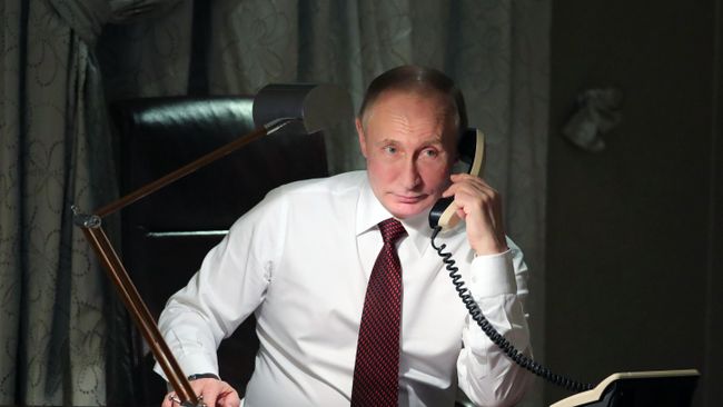 Президент РФ Владимир Путин во время телефонного разговора Президент РФ Владимир Путин во время телефонного разговора