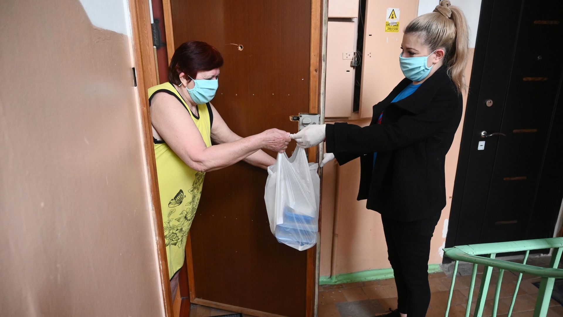Социальный работник доставила продуктовый набор для пенсионерки в Ростове-на-Дону Социальный работник доставила продуктовый набор для пенсионерки в Ростове-на-Дону - РИА Новости, 1920, 18.04.2022