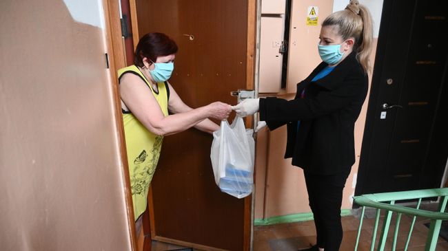 Социальный работник доставила продуктовый набор для пенсионерки в Ростове-на-Дону Социальный работник доставила продуктовый набор для пенсионерки в Ростове-на-Дону