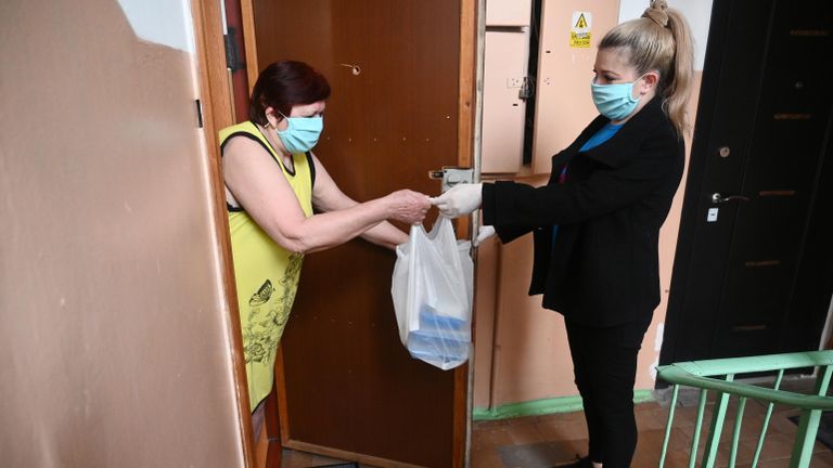 Социальный работник доставила продуктовый набор для пенсионерки в Ростове-на-Дону Социальный работник доставила продуктовый набор для пенсионерки в Ростове-на-Дону