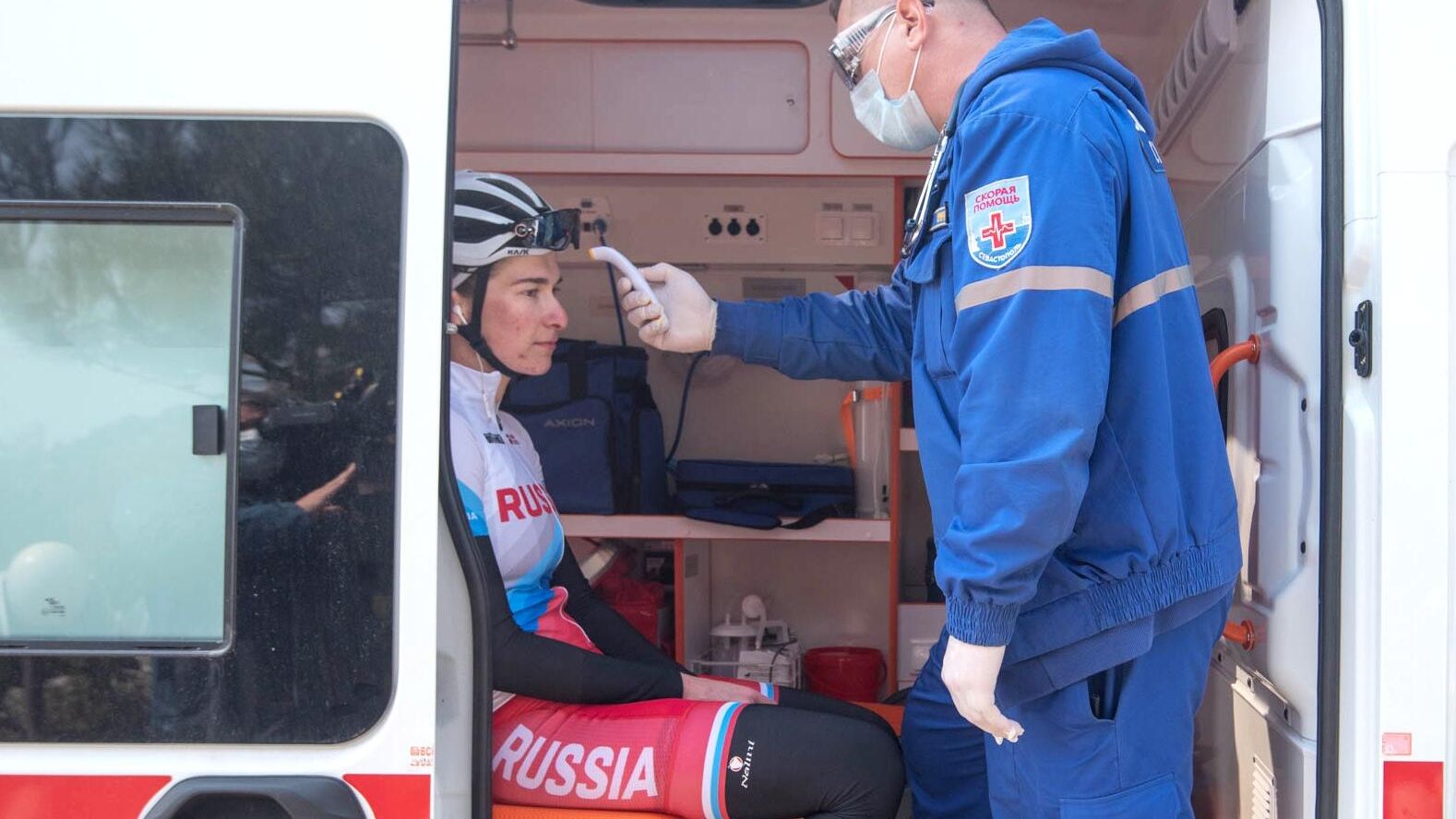 Фельдшер скорой помощи измеряет температуру на блокпосту Мыс Сарыч на 45-м километре Ялтинской трассы Фельдшер скорой помощи измеряет температуру на блокпосту Мыс Сарыч на 45-м километре Ялтинской трассы - РИА Новости, 1920, 26.10.2021