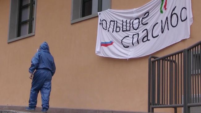 Сотрудник министерства обороны РФ перед началом санитарной обработки помещений пансионата Кардинала Джорджо Гусмини в Вертове Сотрудник министерства обороны РФ перед началом санитарной обработки помещений пансионата Кардинала Джорджо Гусмини в Вертове