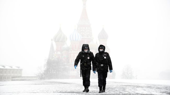Полицейские на Красной площади в Москве Полицейские на Красной площади в Москве