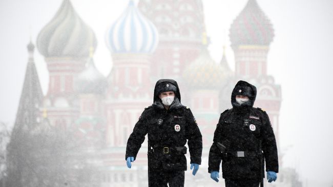 Полицейские на Красной площади в Москве Полицейские на Красной площади в Москве