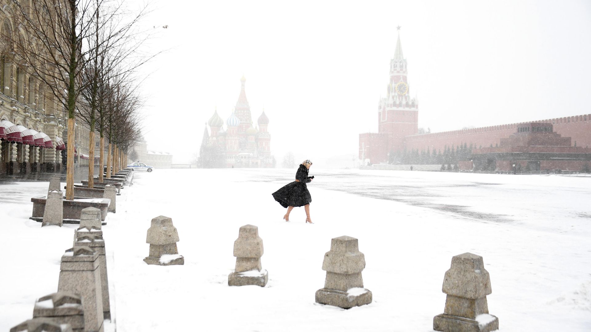 Женщина на Красной площади в Москве Женщина на Красной площади в Москве - РИА Новости, 1920, 20.11.2020