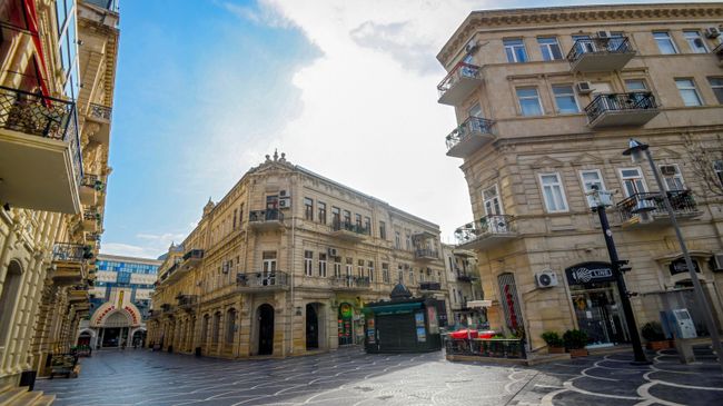 Опустевшая улица города Баку Опустевшая улица города Баку