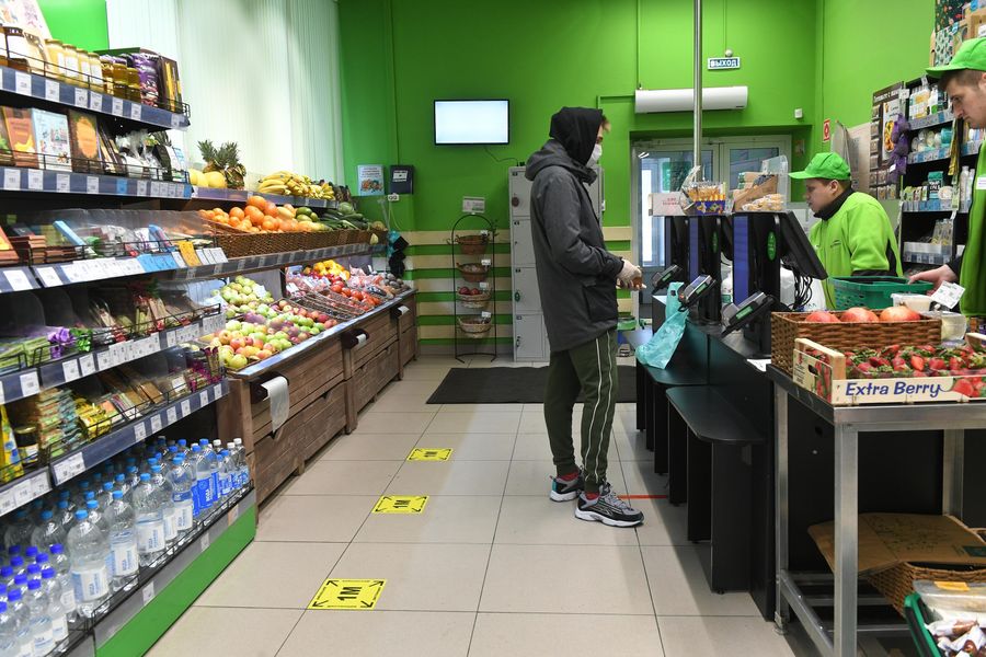Разметка для соблюдения дистанции одном из магазинов в Москве