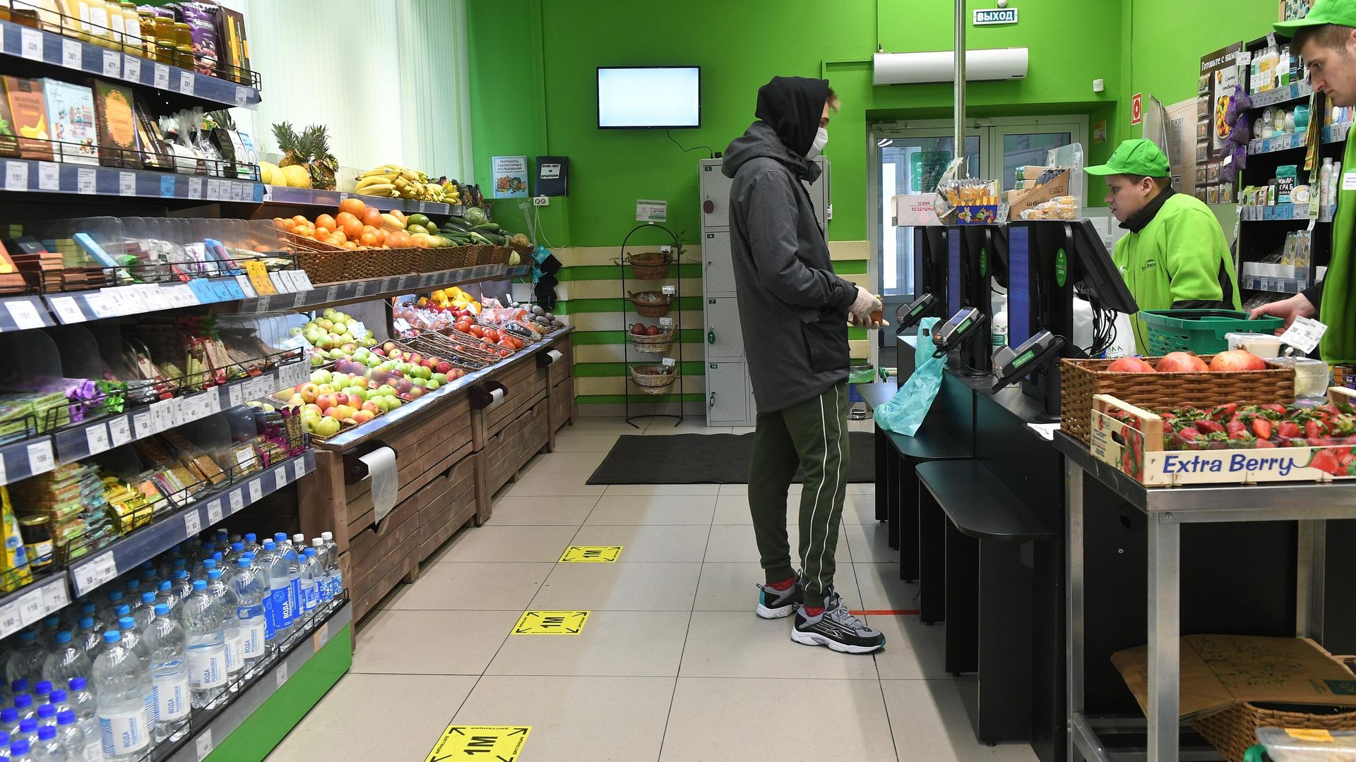 Разметка для соблюдения дистанции одном из магазинов в Москве - РИА Новости, 1920, 30.04.2025