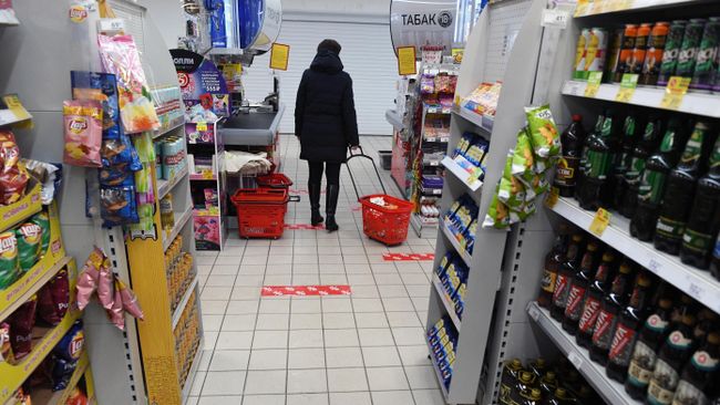 Разметка для соблюдения дистанции одном из магазинов в Москве Разметка для соблюдения дистанции одном из магазинов в Москве