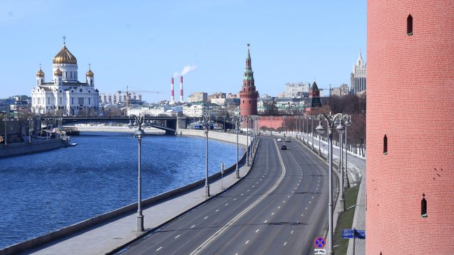 Вид на опустевшую Кремлевскую набережную с Большого Москворецкого моста в Москве Вид на опустевшую Кремлевскую набережную с Большого Москворецкого моста в Москве